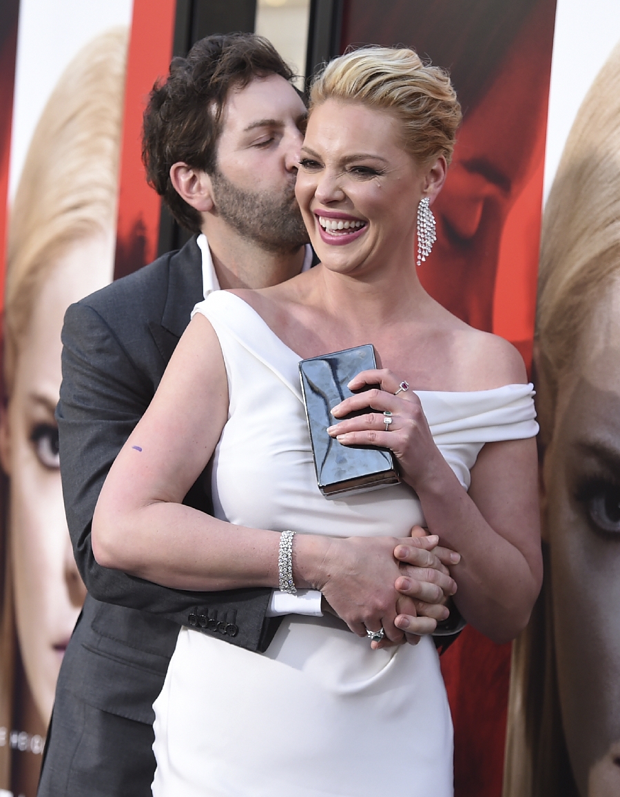 Josh Kelley a jeho manželka  Katherine Heigl na premiére filmu "Unforgettable"  v Los Angeles.