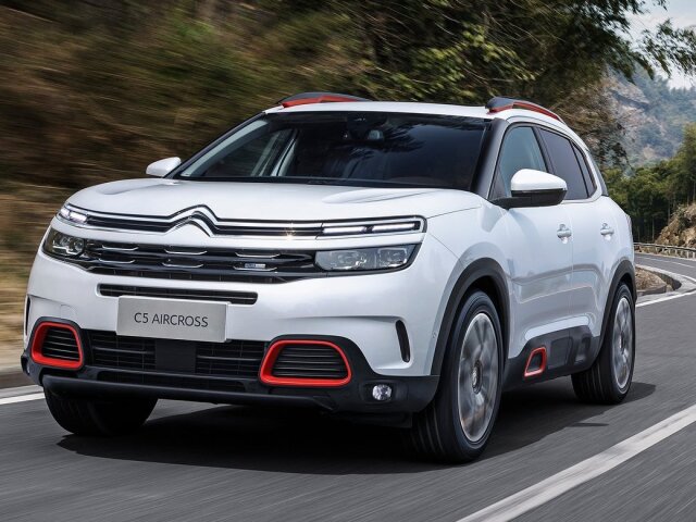 Dizajn C5 Aircross vychádza z rovnomennej štúdie predstavenej v Šanghaji pred dvoma rokmi. Ostali mu takmer všetky nápady vrátane horizontálne delených svetiel, plávajúcej strechy a zvláštne tvarovaných okien.