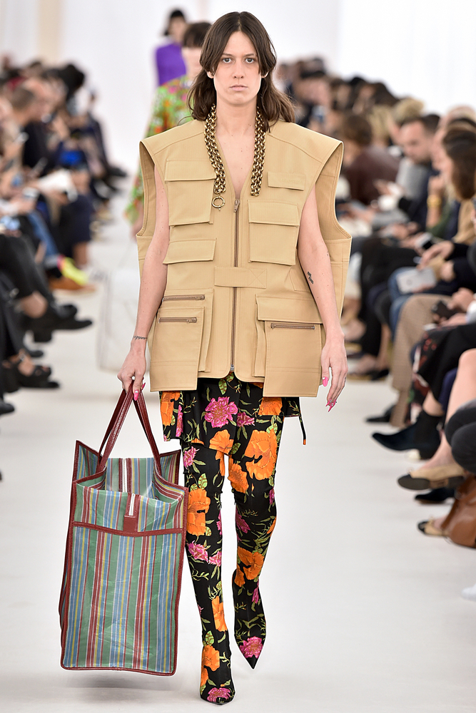 Modelka na prehliadke Balenciaga s kolekciou Jar-Leto 2017. S taškou, ktorá nápadne pripomína nákupné modely z Ikey či tržnice.