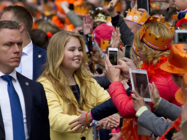 Holandská princezná Amalia počas osláv otcovej 50-tky.