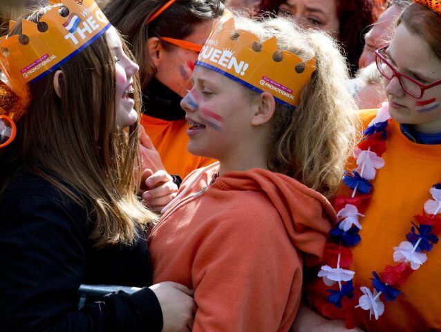 Holandský Kráľov deň. Deti sú oblečené v oranžovom a čakajú na príchod kráľa Willema-Alexandra, ktorý oslavuje 50 rokov.