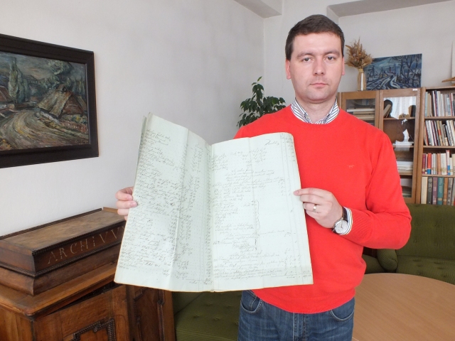 Šéf trenčianskeho štátneho archívu Peter Brindza drží unikátny dobový záznam, ktorý dokumentuje, ako si v 17. storočí trenčianski mešťania pochutnávali na exotických potravinách.