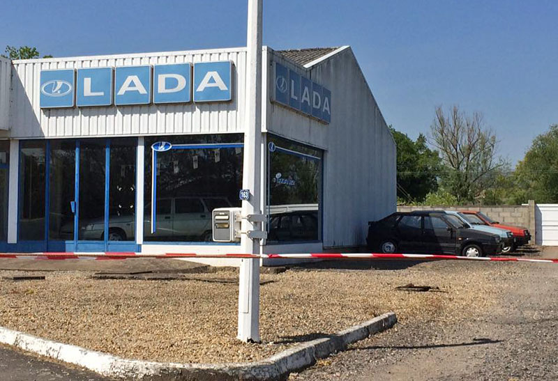 Opustená predajňa Lady sa nachádza v meste Mâcon na východe Francúzska. Nebolo by na tom nič zvláštne, ak by v nej nestáli „nové“ autá.