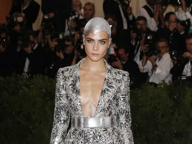 Modelka a herečka Cara Delevingne v kreácii Chanel Haute Couture.