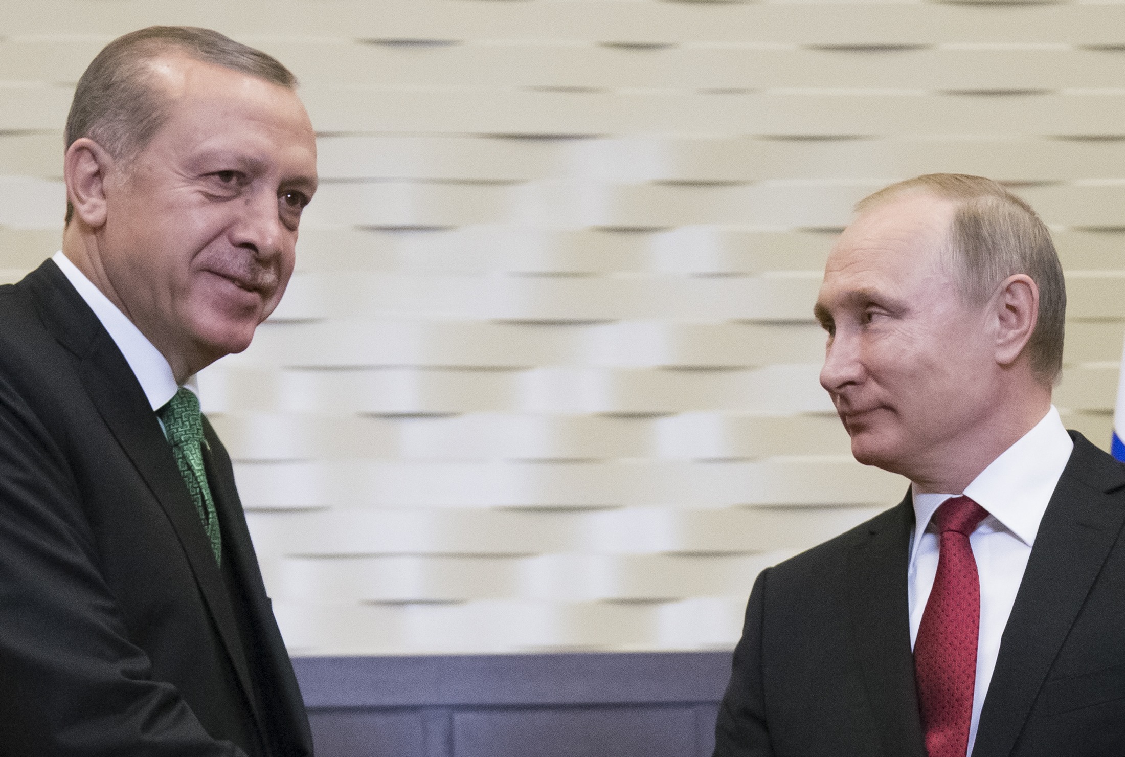 Turecký prezident Recep Erdogan (vľavo) očakáva zlepšenie obchodovania s Ruskom a v neposlednom rade i dodávky ruských zbraní vrátane moderných protiraketových systémov S-400.