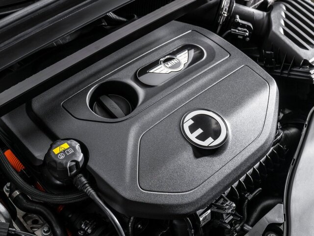 Pluginhybridná technika vychádza zo sústavy BMW 225xe Active Tourer. To znamená 3-valec 1,5 Twin Power Turbo poháňajúci predné kolesá a elektromotor na zadnej náprave. Spoločný výkon je 165 kW.