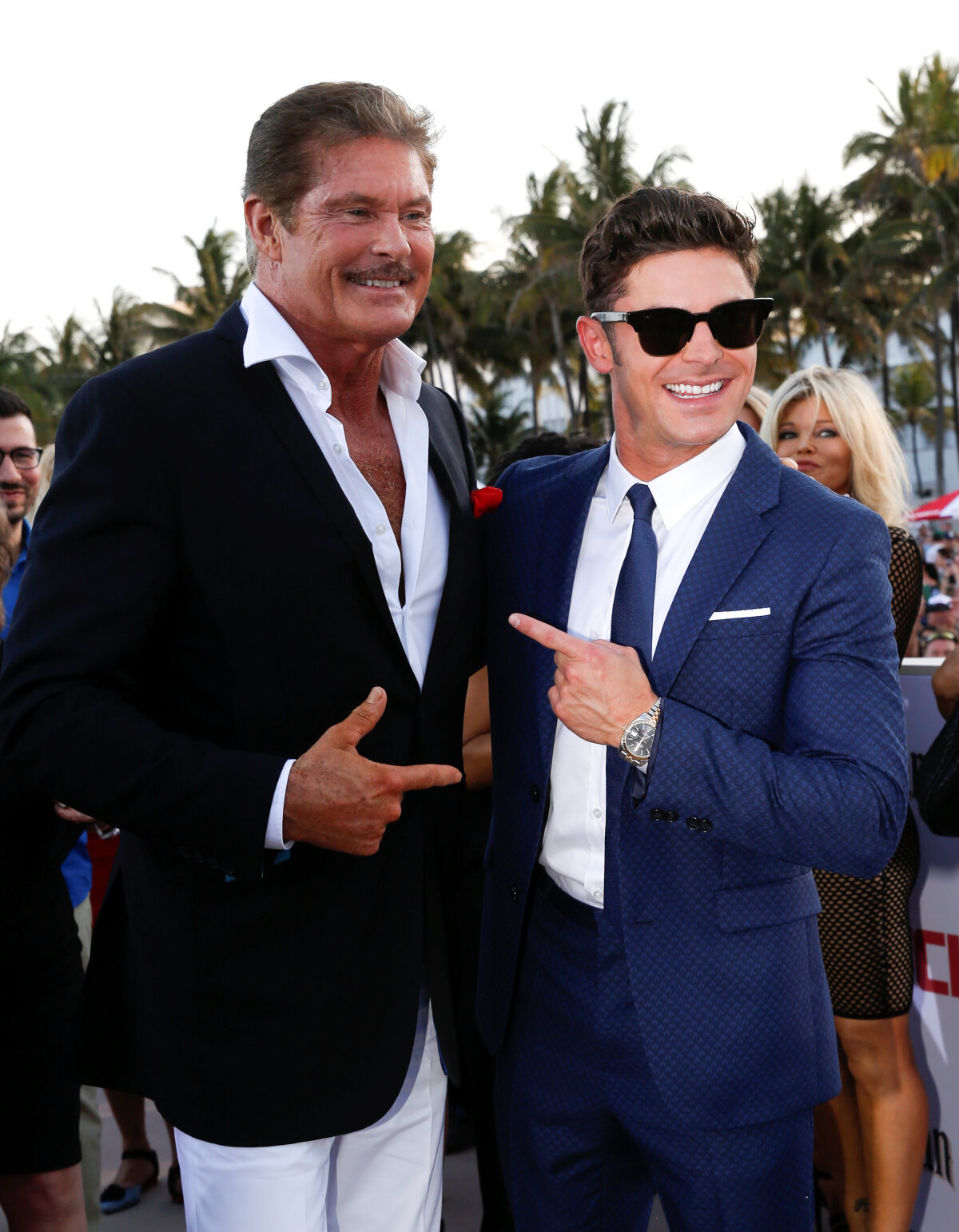 Herec David Hasselhoff (vľavo) a herec Zac Efron si spoločne zapózovali. 
