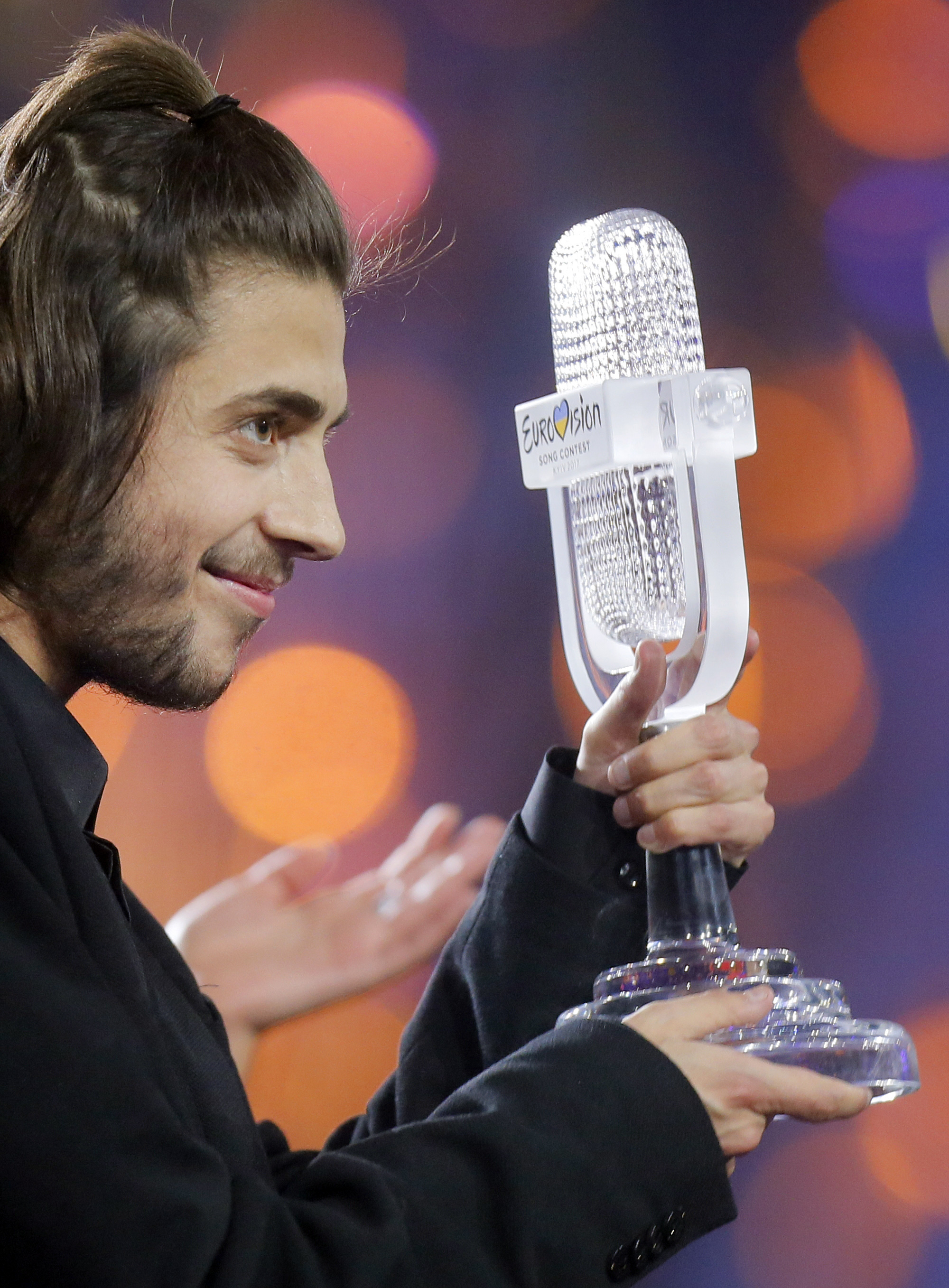Hudba nie je ohňostroj, hudba je o pocite," povedal pri preberaní ocenenia Portugalčan Salvador Sobral.