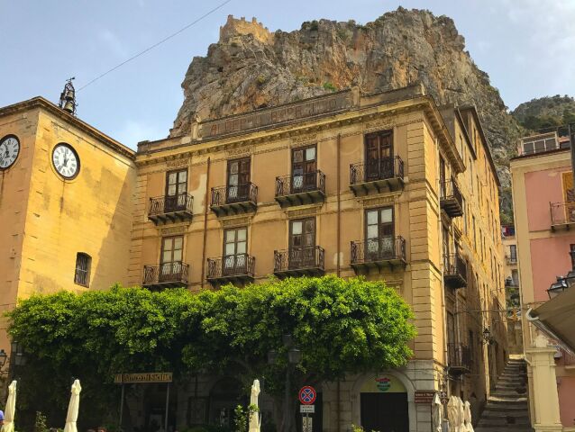 Cefalú pod skalou Rocca.