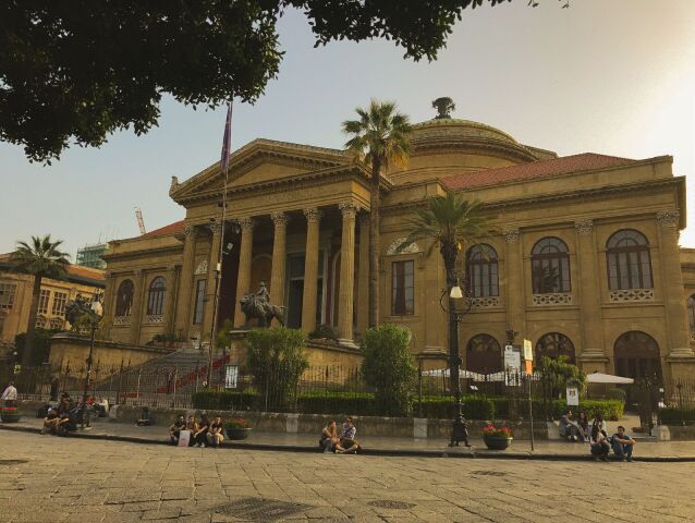 Teatro Massimo v Palerme strážia bronzové sochy levov.