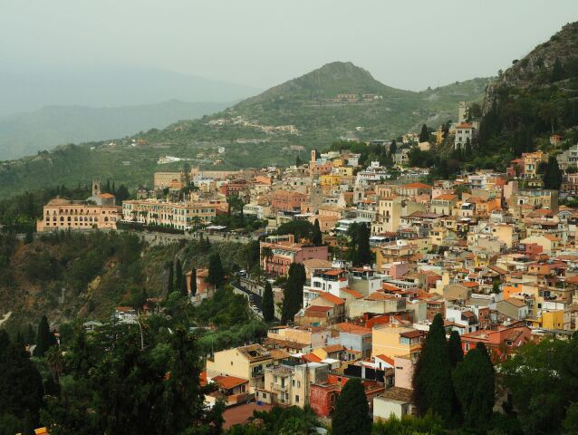 Pohľad na mesto Taormina z ruín amfiteátra.