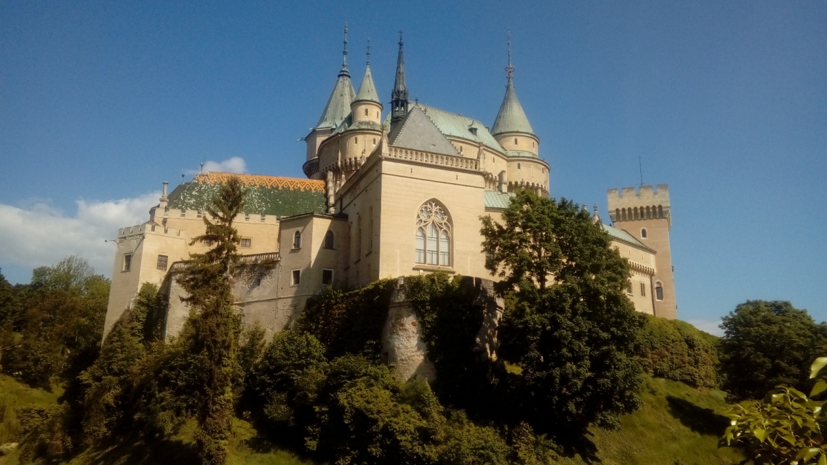 Hrad Pernštejn, hrad Bouzov aj zámok Bojnice - všetky tri si zahrali v populárnej viacdielnej rozprávke, ktorú v Česku a na Slovensku nakrúcali talianski filmári a v ktorej si zahrali aj slovenskí a českí herci. Ako sa volala?