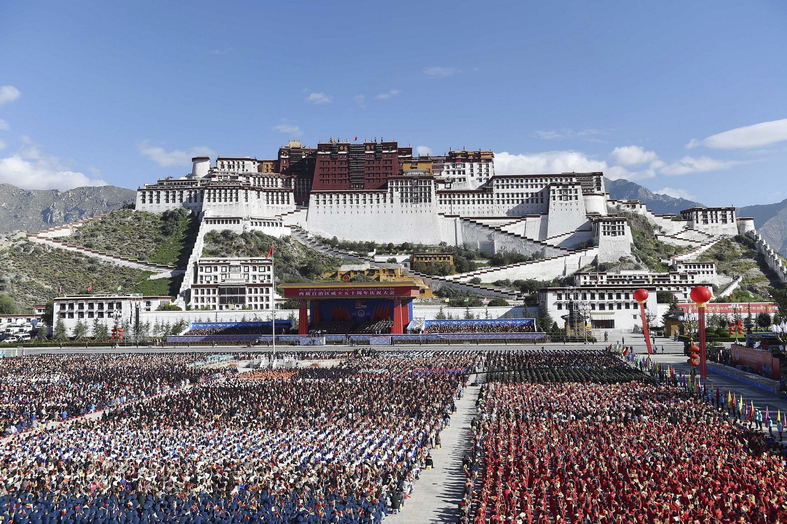 Obrovský palác Potala predstavuje historickú dominantu Lhasy, ktorá je metropolou Tibetu. Názov je odvodený od mýtickej hory Potalaka. Celá stavba na rozlohe 360-tisíc štvorcových metrov je z dreva a kameňa.