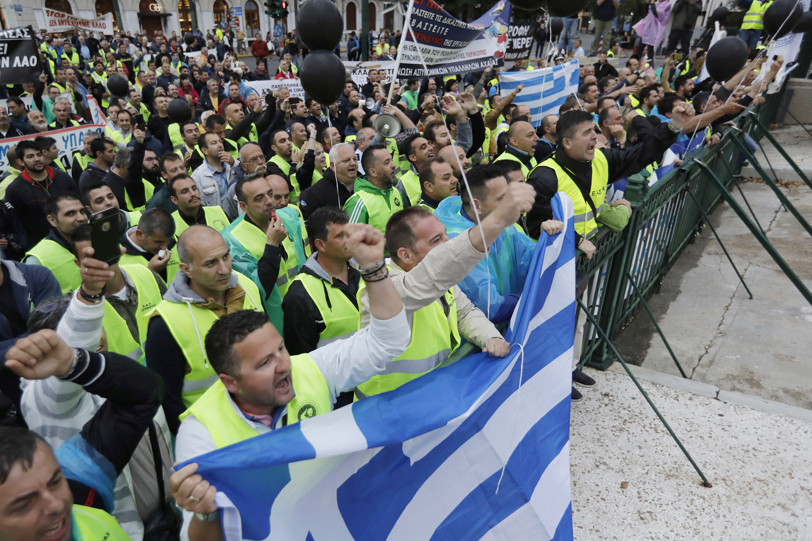 Proti ďalším úsporným opatreniam protestovali minulý týždeň v Grécku tisíce ľudí. Odborové hnutia vyhlásili aj generálny štrajk, do ktorého sa zapojili pracovníci leteckej aj lodnej dopravy, škôl aj väčšiny zdravotníckych zariadení