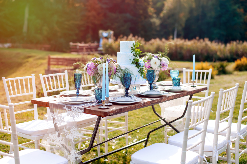 Slávnostný, i keď nie prezdobený stôl pre svadobčanov. Kombinácia jemnej modrej a ružovej je pri svadbe klasickou, svoje miesto si nájde aj pri svadbe vonku.