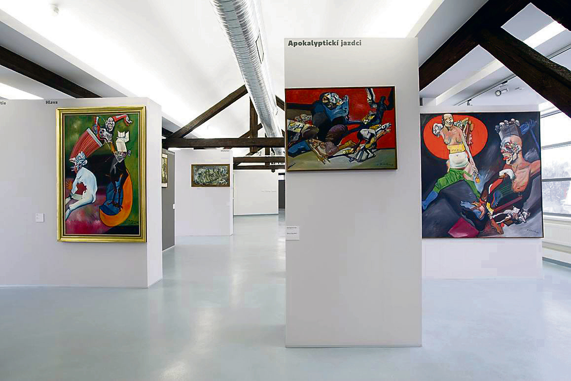 Stála expozícia Vincenta Hložníka v Považskej galérii umenia v Žiline získala v roku 2010 prestížnu cenu za architektúru CE.ZA.AR. Galéria sa stará o tisícku diel, ktoré darovala po smrti Vincenta Hložníka jeho manželka Viera.