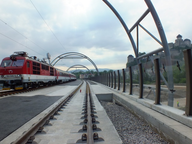 vlak, rýchlik, rušeň, most Trenčín