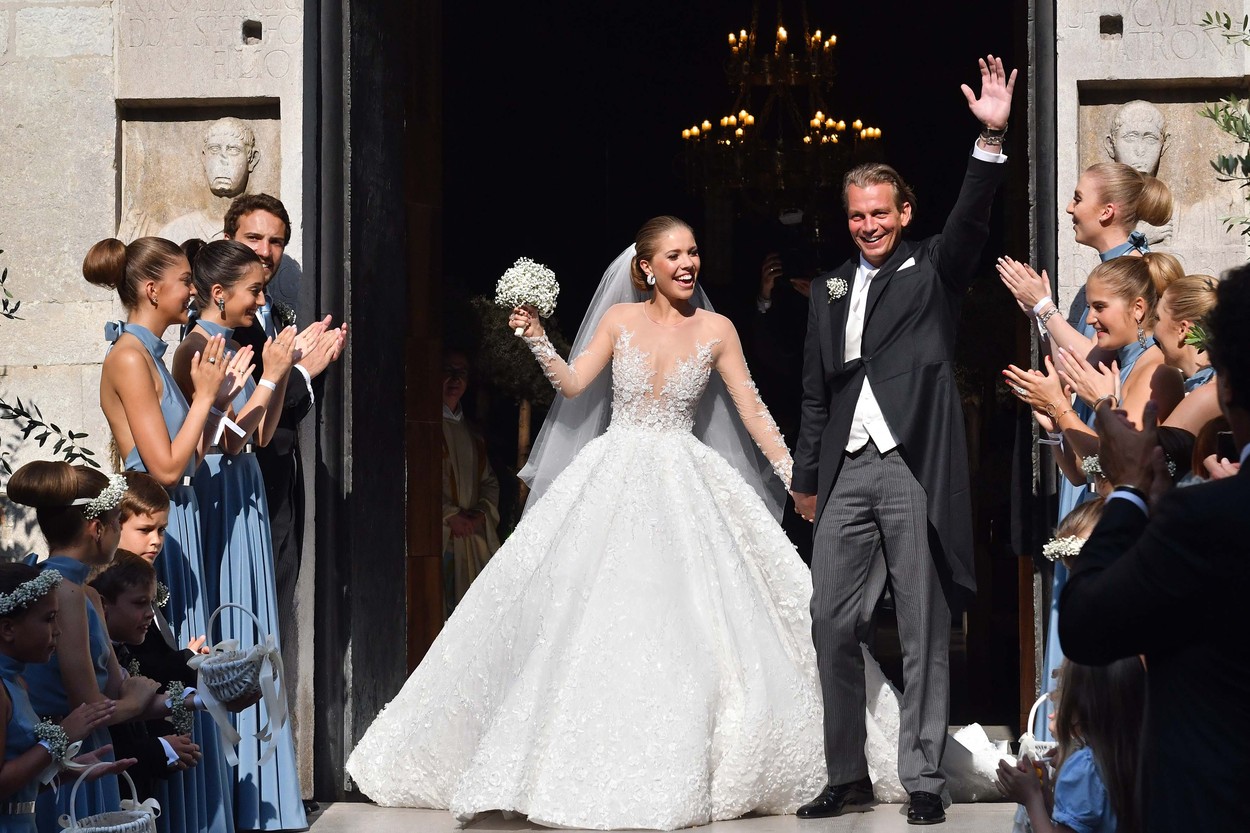 Victoria Swarovski a jej manžel  Werner Muerz vychádzajú z kostola v Terste.