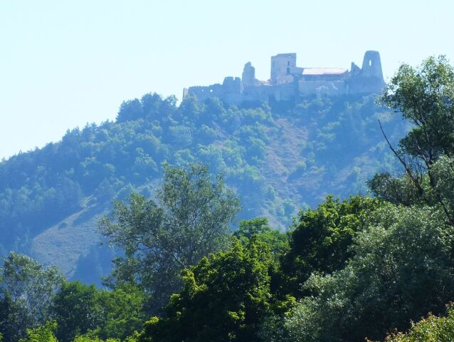 Čachtický hrad je častým cieľom turistov.