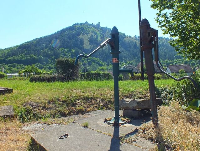 Cestou sa stále viac otvára pohľad na malebnú zrúcaninu.