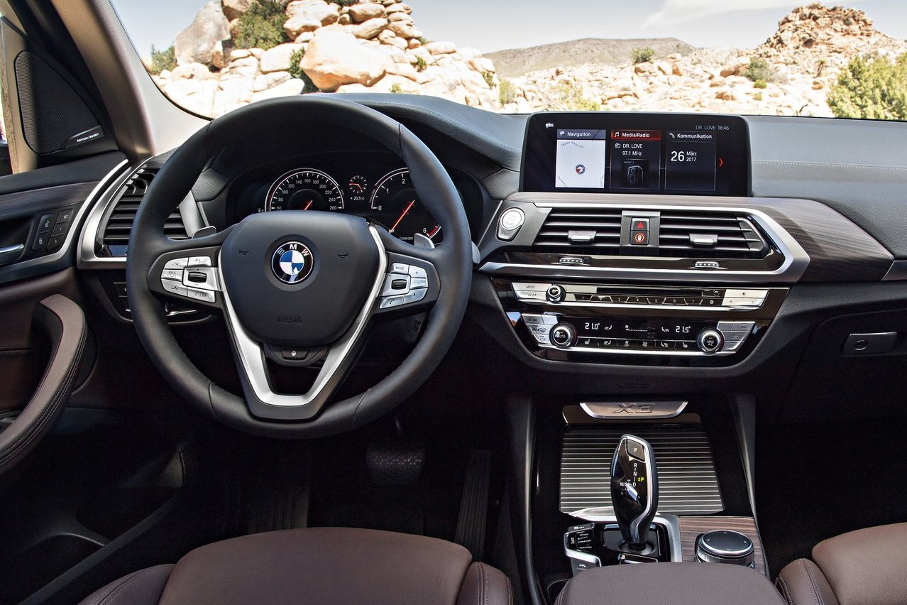 Novinkou na palube je virtuálny prístrojový panel s 12,3-palcovou obrazovkou,  infotainment iDrive ovládaný gestami, trojzónová klimatizácia či  ventilované sedadlá.