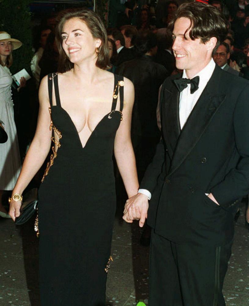 Hugh Grant s herečkou Elizabeth Hurley v ikonických šatách od Versaceho.