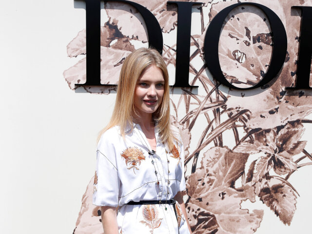 Ruská modelka Natalia Vodianová pred prehliadkou značky Dior. 
