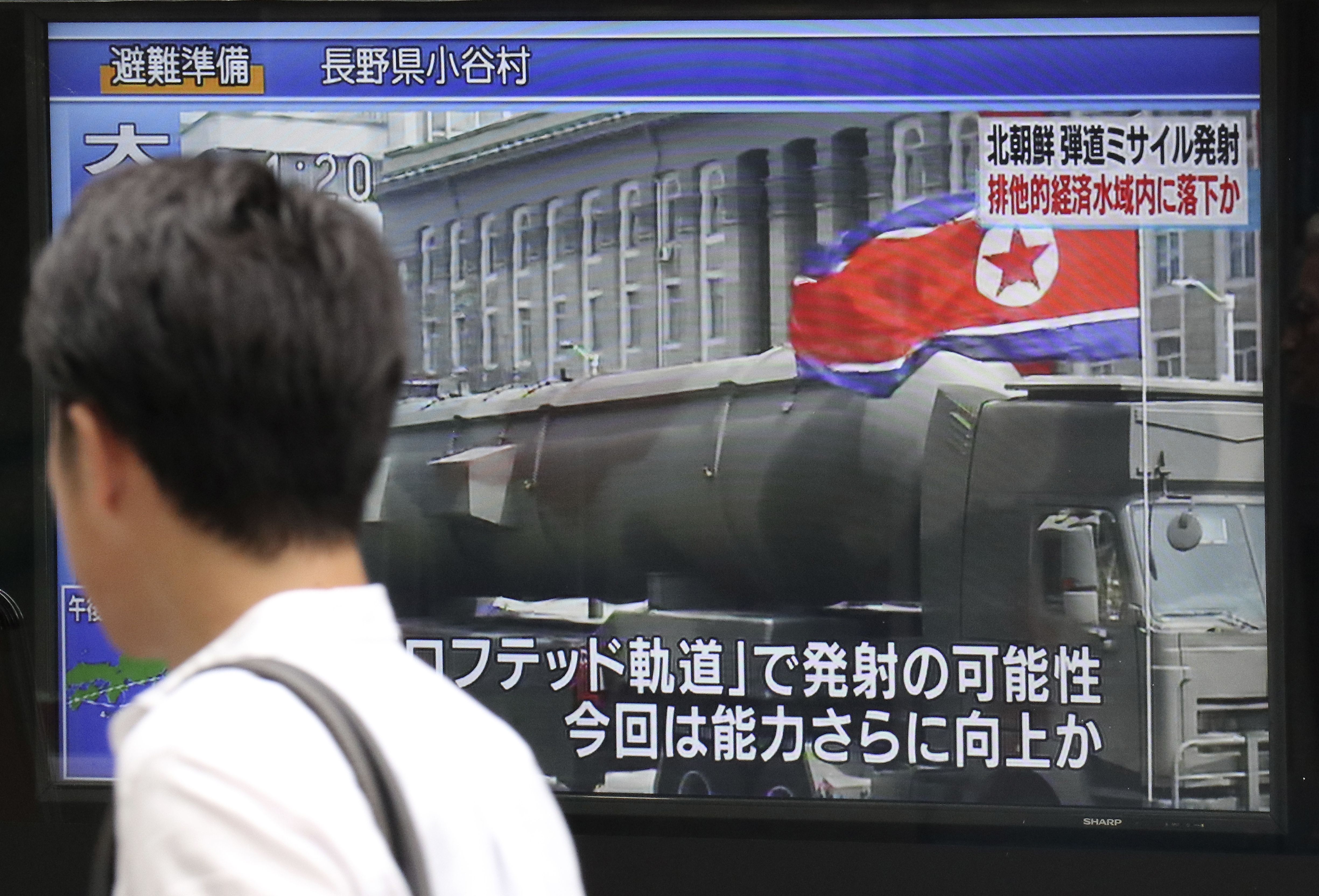 Muž kráča okolo televíznej obrazovky v Tokiu, ktorá vysiela správy o teste balistickej rakety Severnej Kórey, ktorá skončila vo vodách japonskej ekonomickej zóny. Severná Kórea raketu odpálila v utorok, pričom strela letela dlhší čas ako predchádzajúce rakety tohto typu.