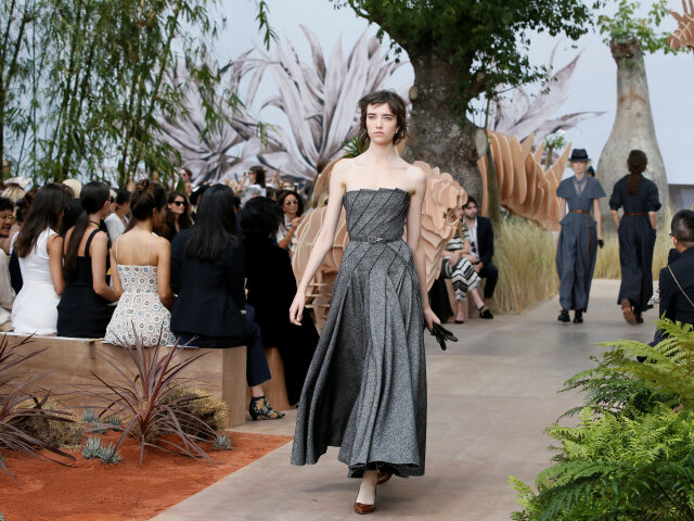 Modelka v kreácii Christian Dior Haute Couture Jeseň-Zima 2017/2018.