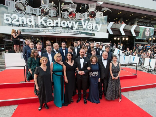 V popredí stoja hlavné hviezdy Zuzana Fialová, Tomáš Maštalír, Emília Vášáryová a Andy Hryc. 