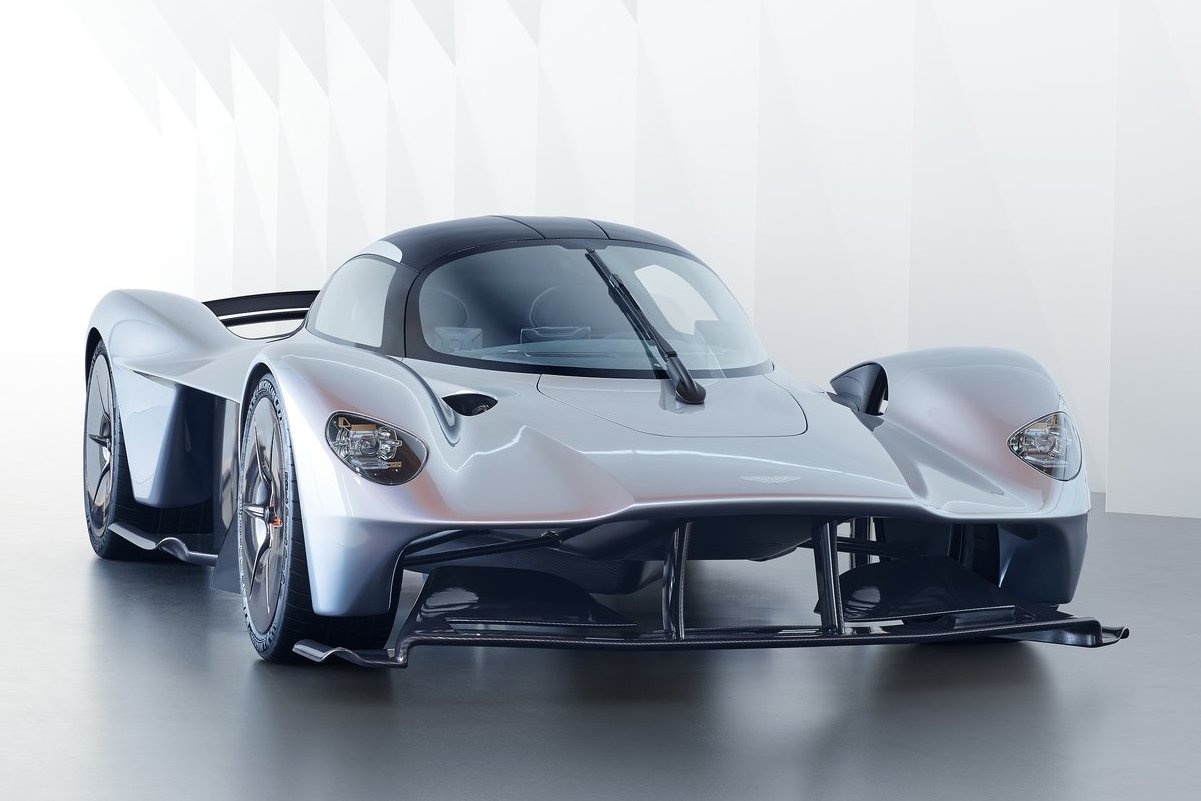 Aston Martin Valkyrie má byť čosi ako F1 na značkách. A tak aj vyzerá. Váži len 1 030 kg. To aj vďaka karbónu či magnéziu.