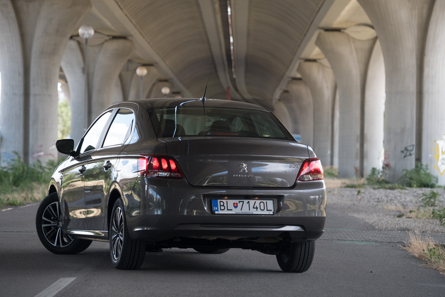 Súčasťou Peugeotu 301 sú elegantné línie.