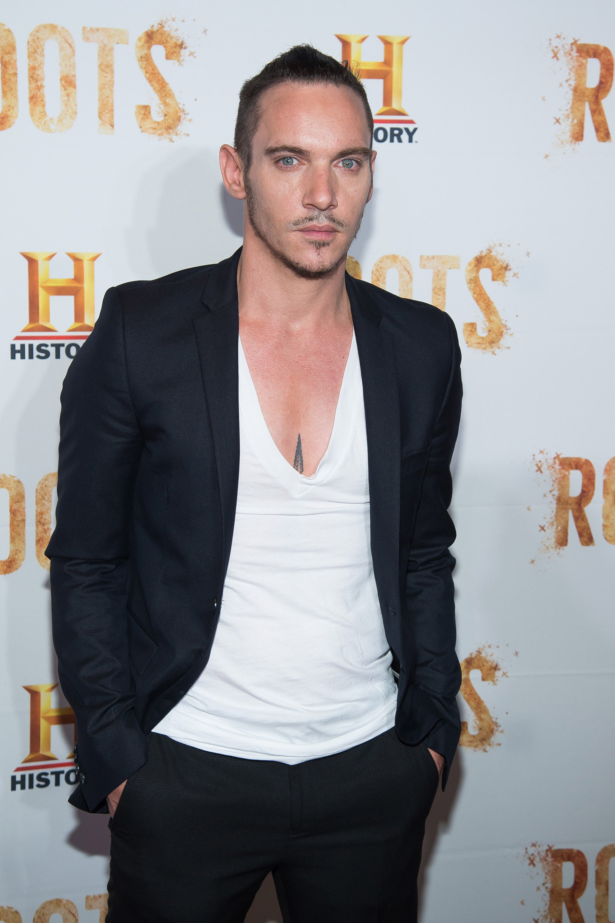 Herec Jonathan Rhys Meyers na zábere z premiéry seriálu Roots.