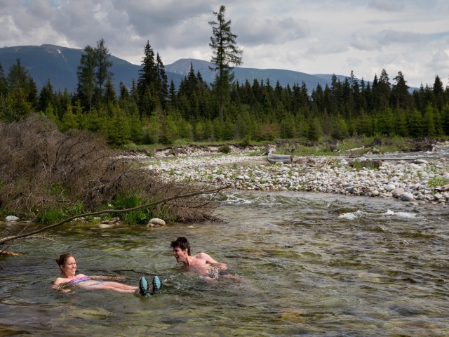 Riečka Belá. Niektorí turisti chcú spoznávať Tatry viac.