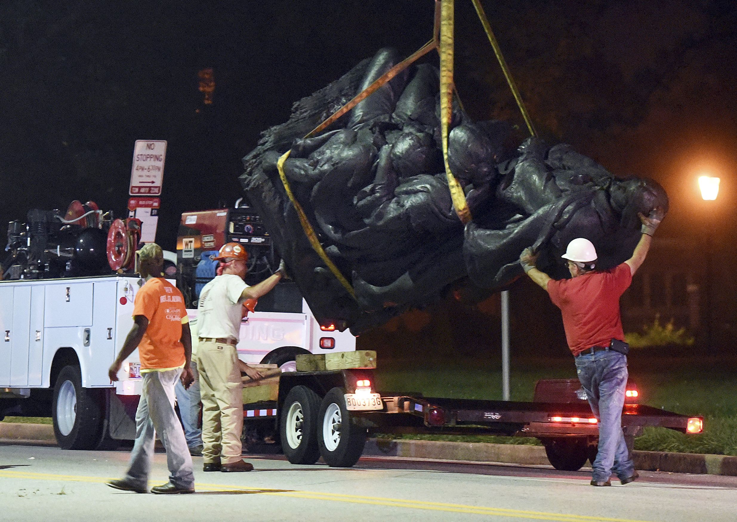 Pracovníci odstraňujú monument na počesť žien počas konfederácie v štáte Maryland v meste Baltimore. Mesto odstránilo hneď niekoľko monumentov.
