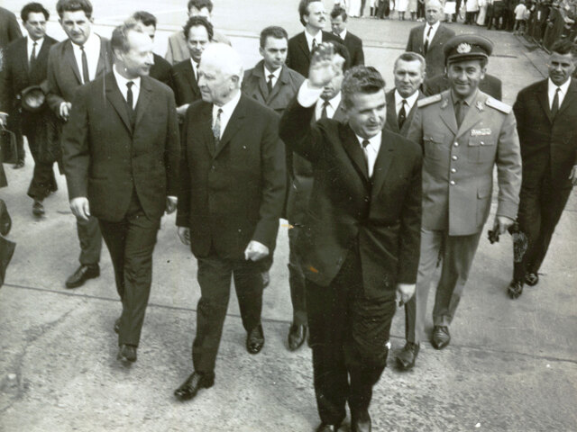 Nicolae Ceauşescu na návšteve Československa v auguste 1968. Po jeho pravici Ludvík Svoboda a Alexander Dubček.