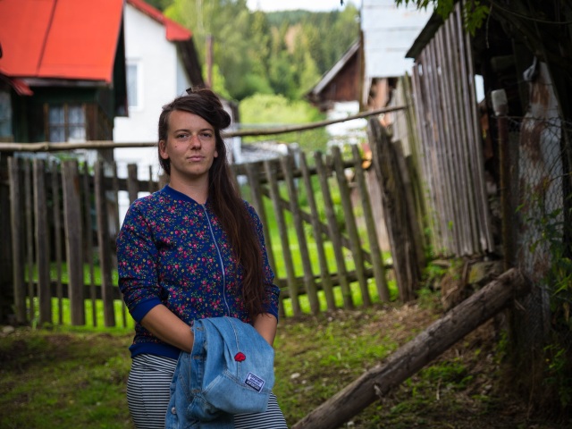Dominika Margetová na mieste, kde stál dom pani Maťuchovej.