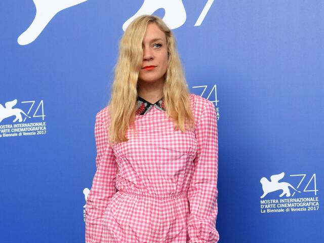 Herečka Chloe Sevigny v šortkovom overale Miu Miu. 