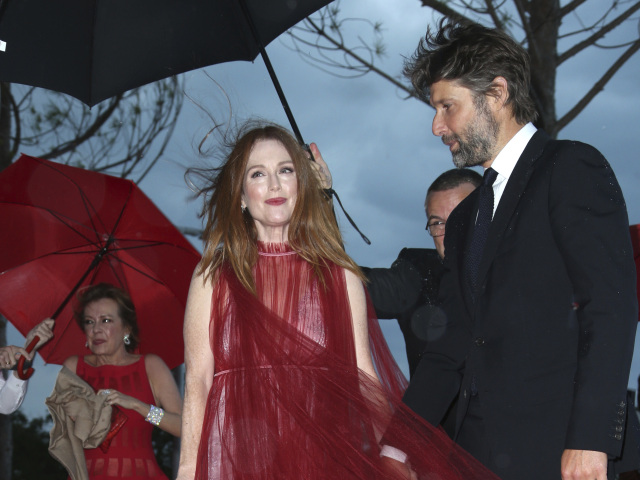Herečka Julianne Moore (v kreácii Valentino) a jej manžel Bart Freundlich.