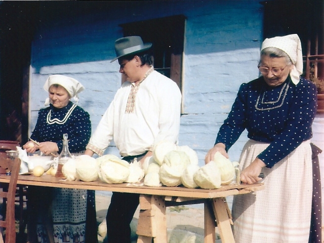 Rezanie kapusty v Necpaloch.