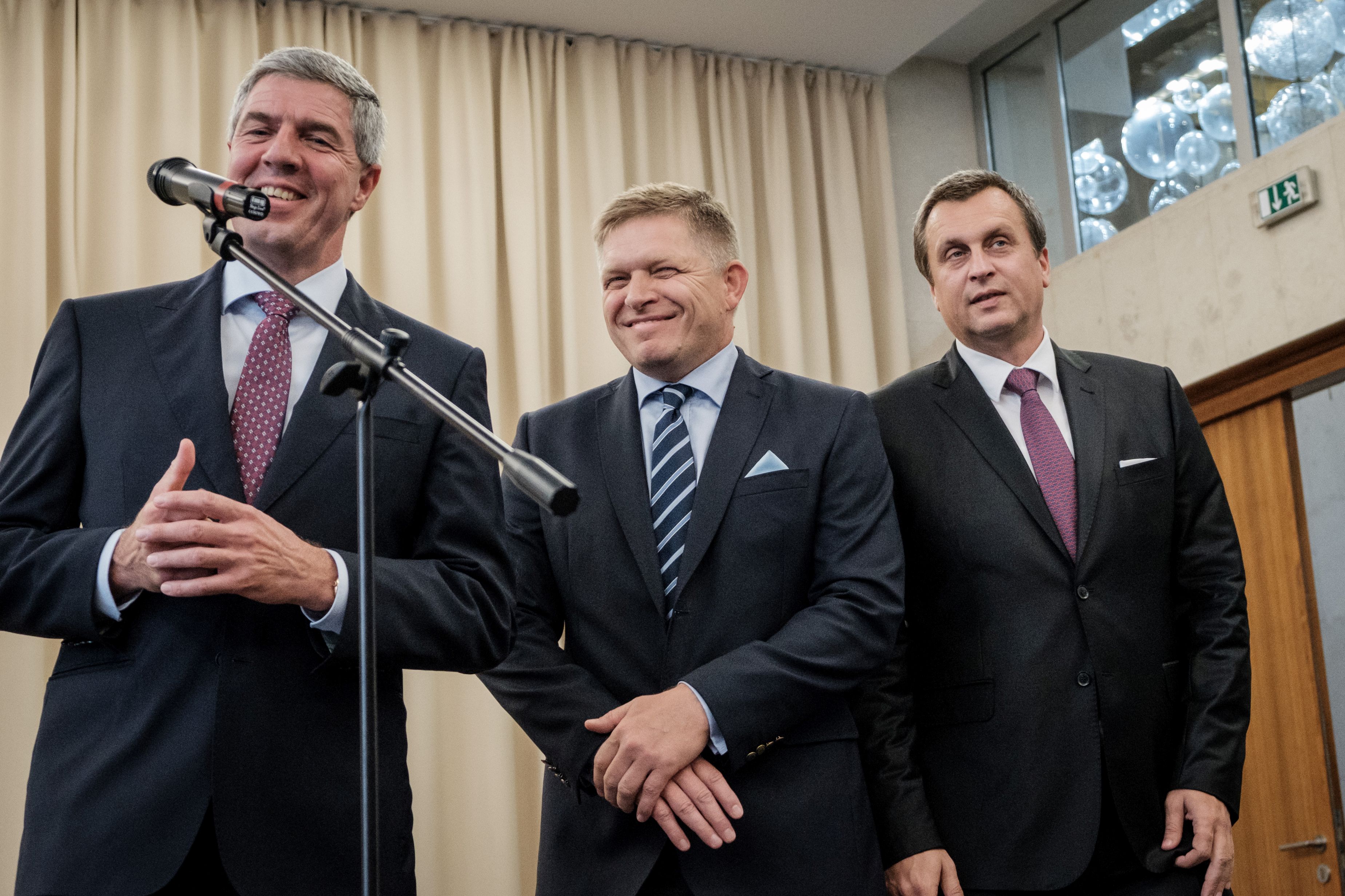Zľava: Predseda strany Most-Híd Béla Bugár, predseda vlády SR Robert Fico a predseda strany SNS Andrej Danko po podpise dodatku ku koaličnej zmluve.