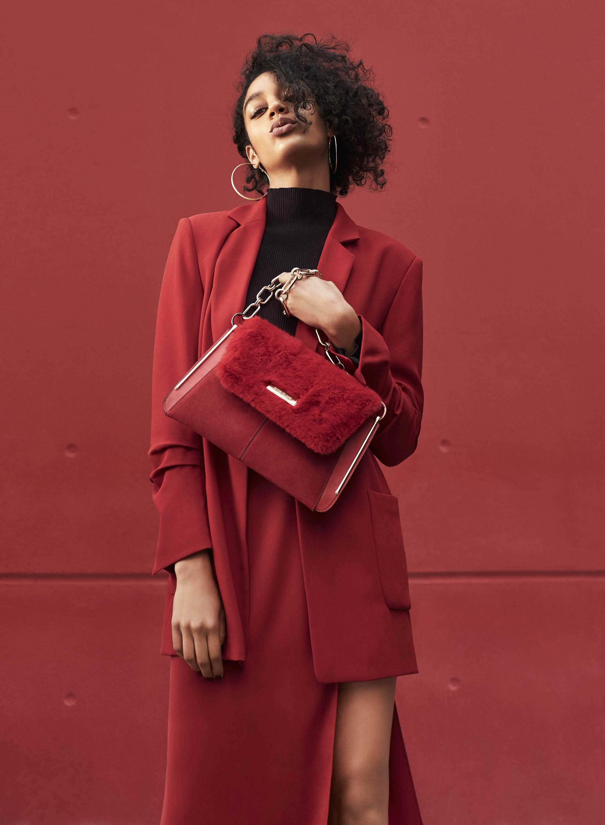 Výrazná kabelka je jedným z doplnkov, ktoré určite zafungujú v rámci stylingu. Na snímke model River Island.