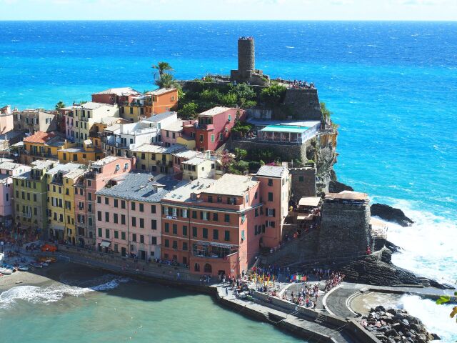 Vernazza a hrad z trinásteho storočia.