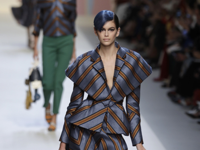 Modelka Kaia Gerber odštartovala prehliadku značky Fendi v Miláne. 