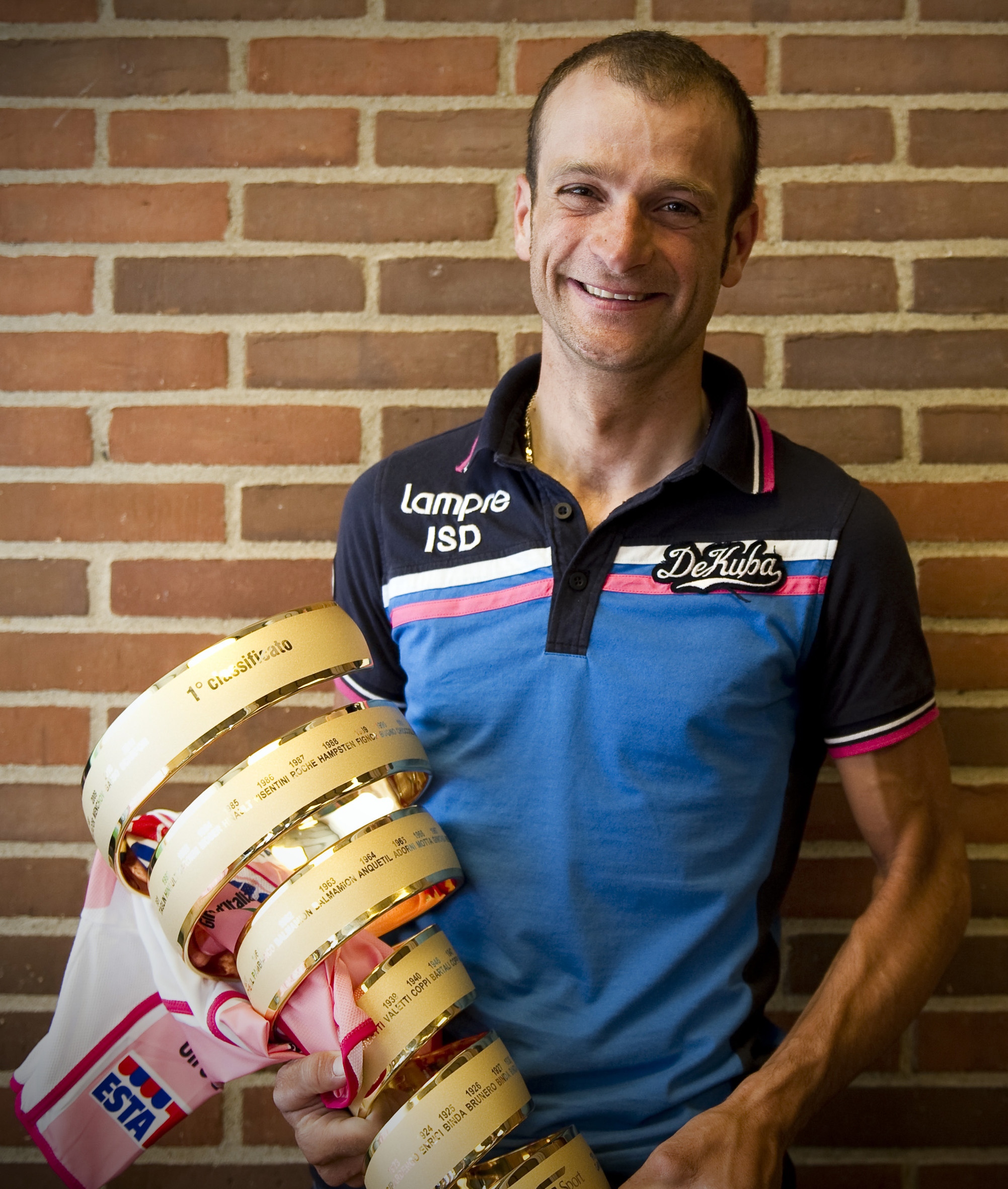 Michele Scarponi s trofejou pre víťaza Giro d'Italia 2011.