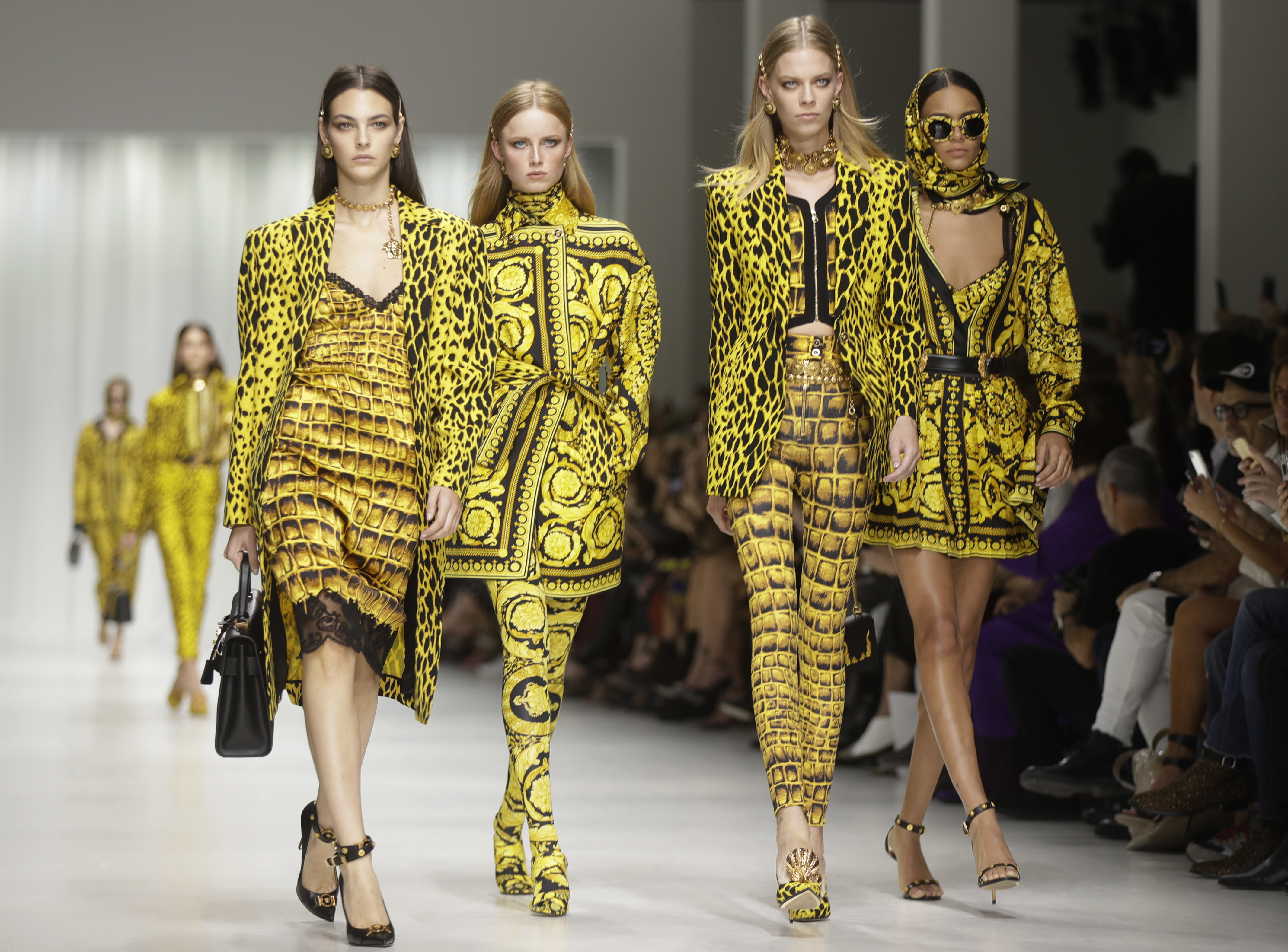 Modelky na prehliadke značky Versace - kolekcia Jar/Leto 2018.