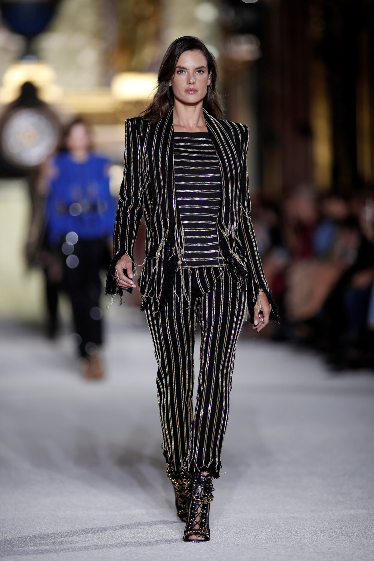 Topmodelka Alessandra Ambrosio na prehliadke Balmain Jar/Leto 2018.