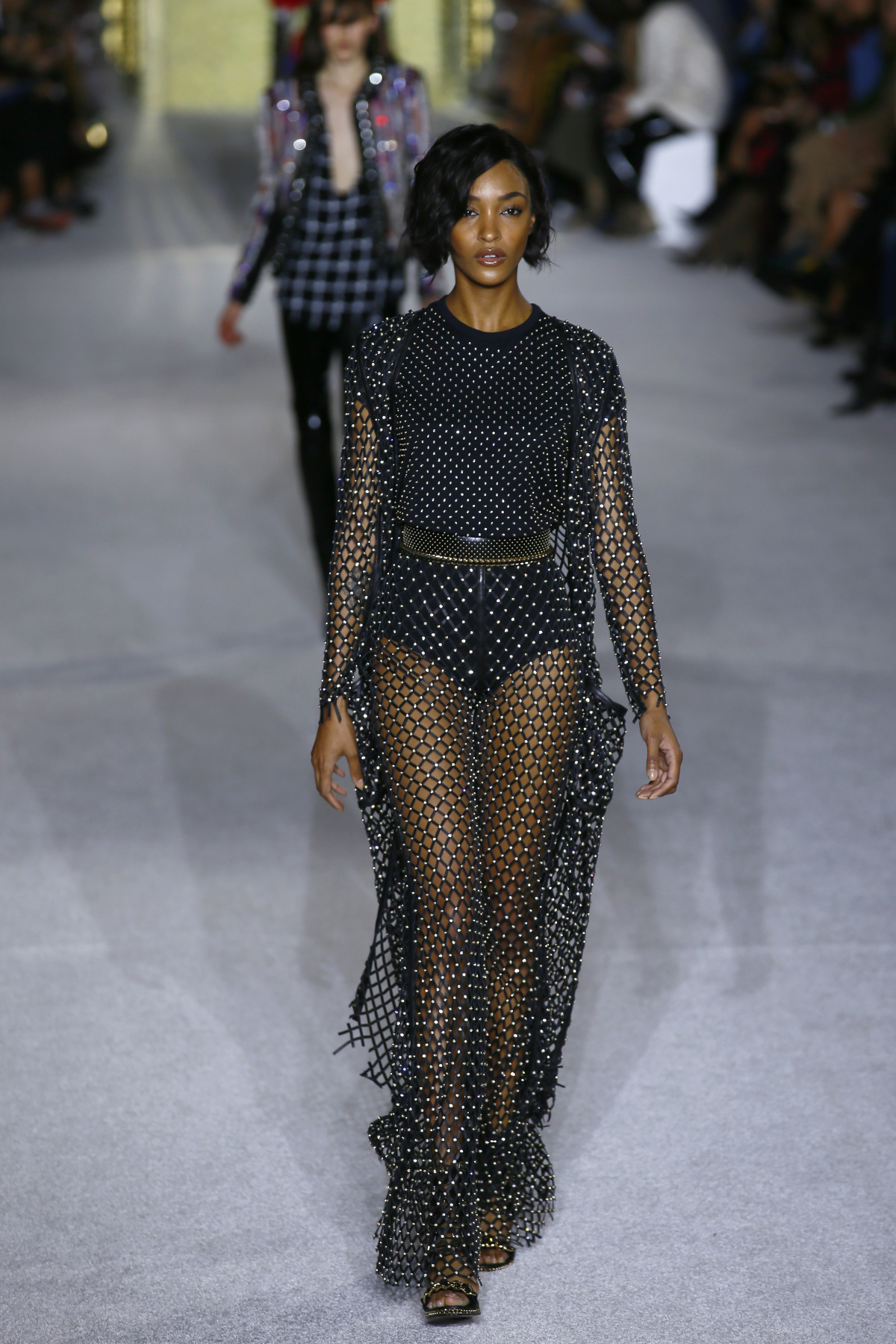 Topmodelka Jourdan Dunn na prehliadke Balmain Jar/Leto 2018.