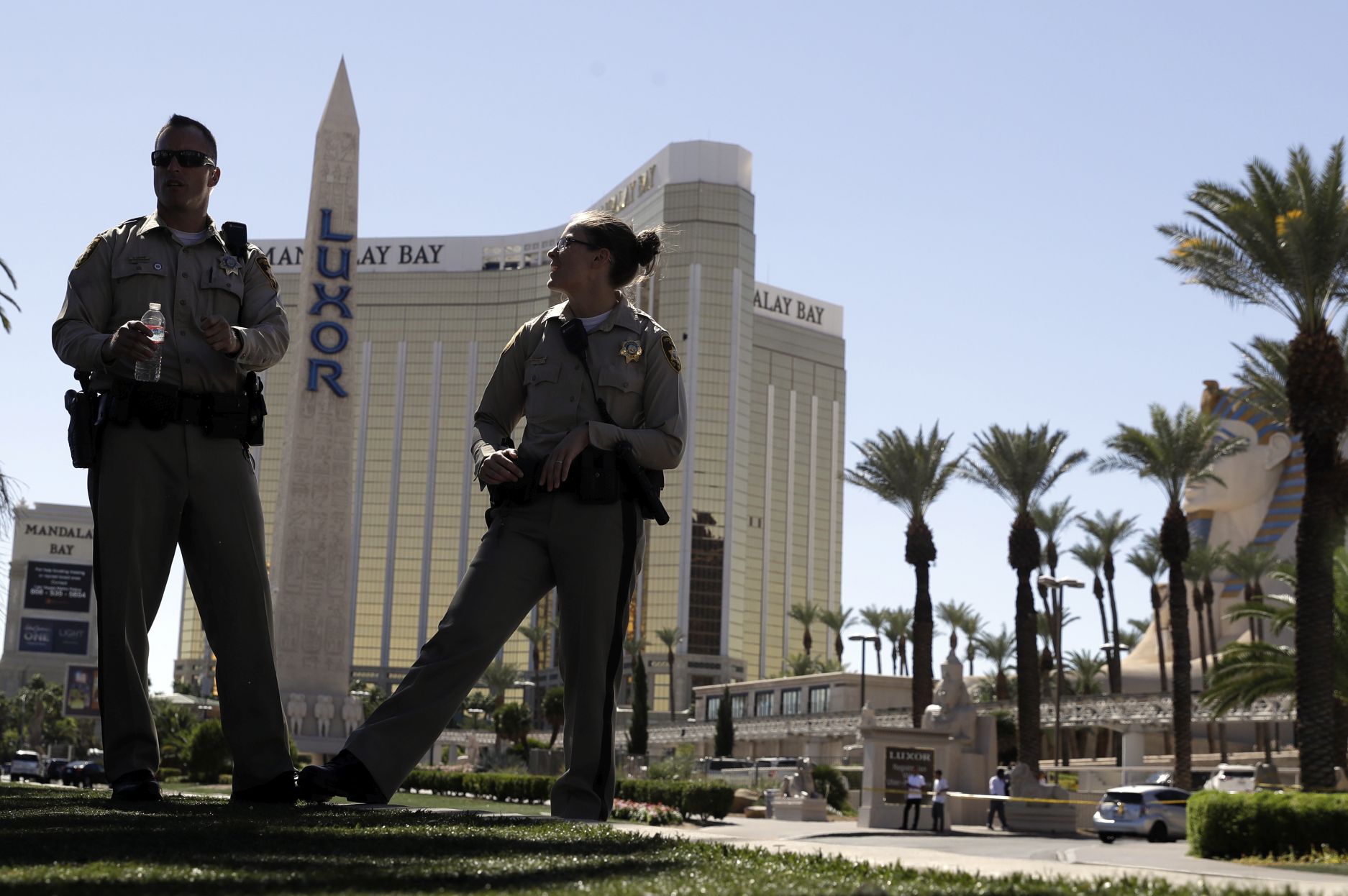 V pozadí hotel Mandalay Bay v Las Vegas, z ktorého izby útočník zastrelil 59 ľudí a ďalších 527 zranil.