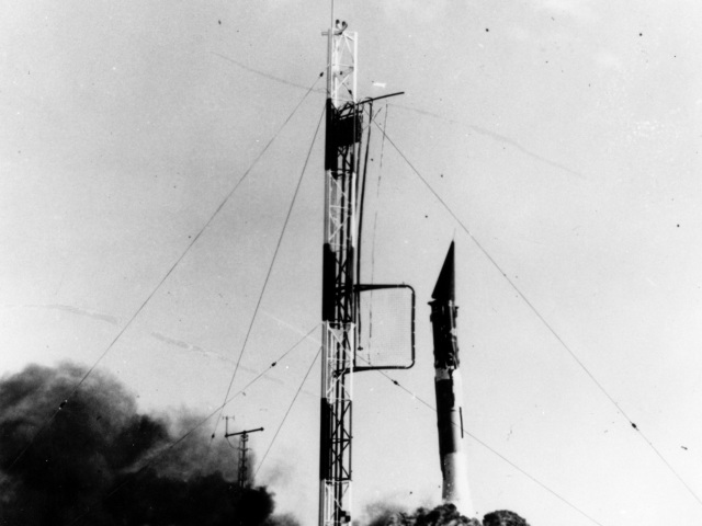 Výbuch rakety s prvým americkým satelitom.